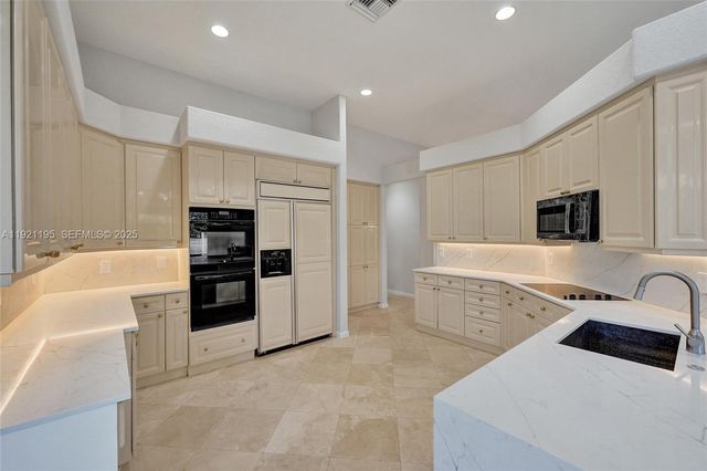 2456 Bay Isle Ct, Weston, FL 33327