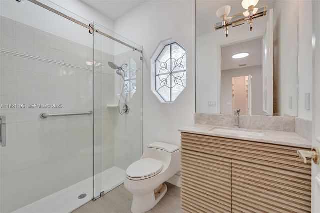 2456 Bay Isle Ct, Weston, FL 33327