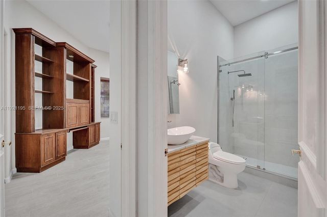 2456 Bay Isle Ct, Weston, FL 33327