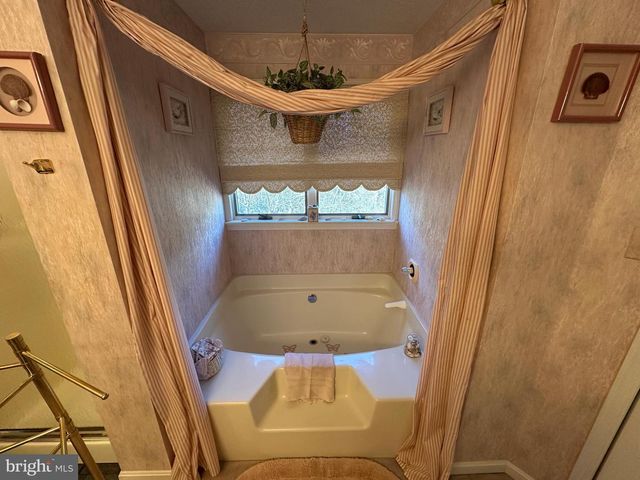 10510 HERSHEY DR, Williamsport, MD 21795