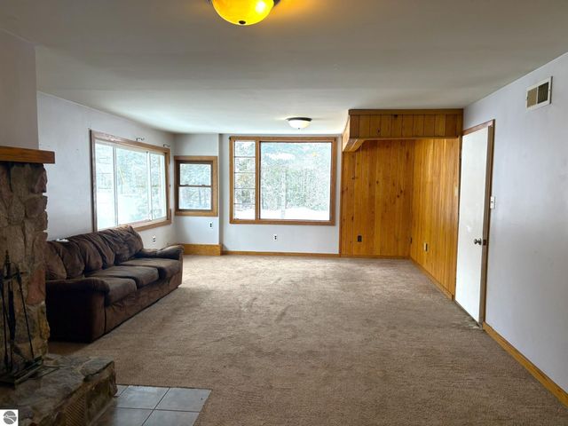 8890 US-131, S, Grawn, MI 49637