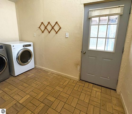 8890 US-131, S, Grawn, MI 49637