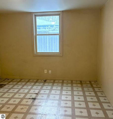 8890 US-131, S, Grawn, MI 49637