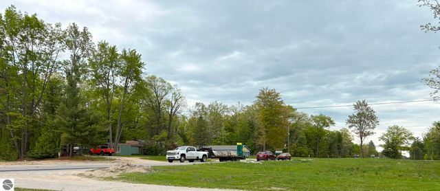 8890 US-131, S, Grawn, MI 49637