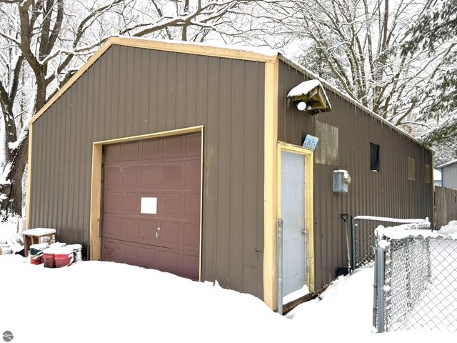 8890 US-131, S, Grawn, MI 49637