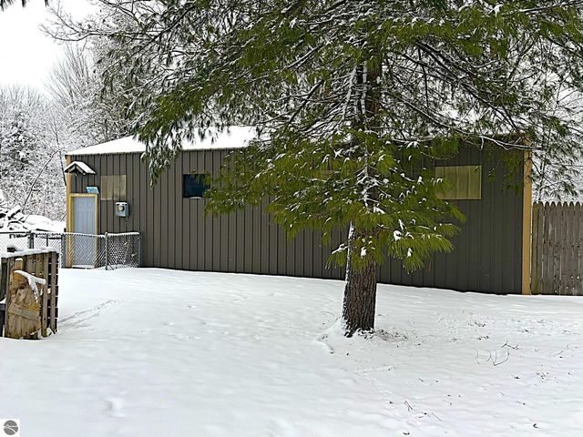 8890 US-131, S, Grawn, MI 49637