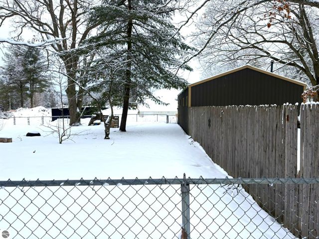 8890 US-131, S, Grawn, MI 49637