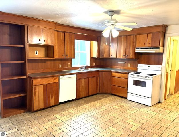 8890 US-131, S, Grawn, MI 49637