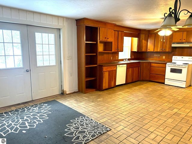 8890 US-131, S, Grawn, MI 49637