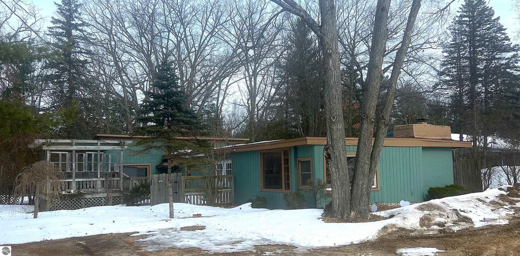 8890 US-131, S, Grawn, MI 49637