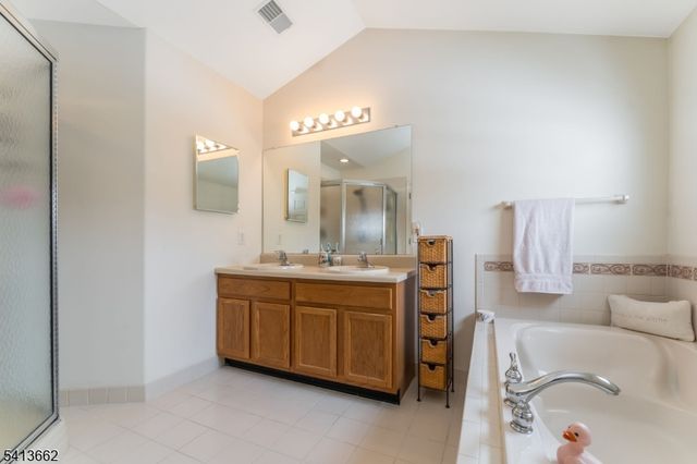 11 Jade Ln, Lopatcong Twp., NJ 08865