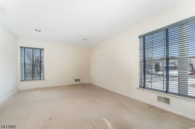 11 Jade Ln, Lopatcong Twp., NJ 08865