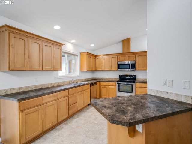 225 Sw VALLEYS EDGE St, Mc Minnville, OR 97128