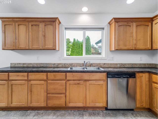 225 Sw VALLEYS EDGE St, Mc Minnville, OR 97128