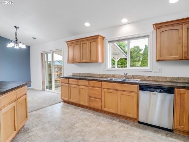 225 Sw VALLEYS EDGE St, Mc Minnville, OR 97128