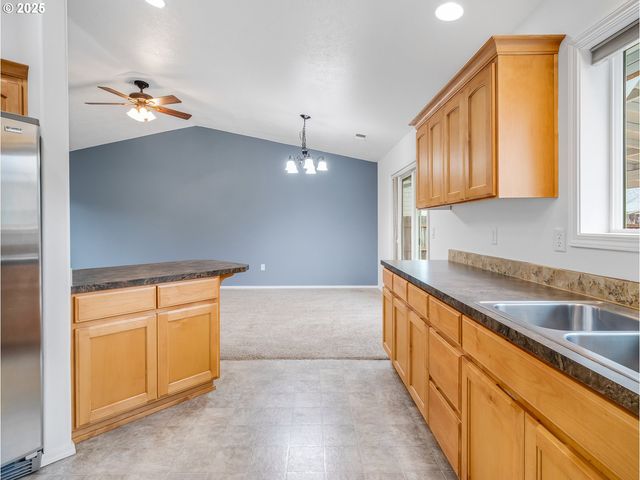 225 Sw VALLEYS EDGE St, Mc Minnville, OR 97128