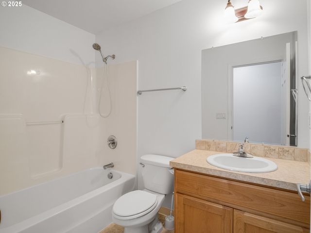 225 Sw VALLEYS EDGE St, Mc Minnville, OR 97128
