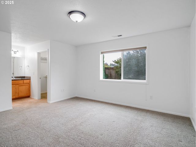 225 Sw VALLEYS EDGE St, Mc Minnville, OR 97128