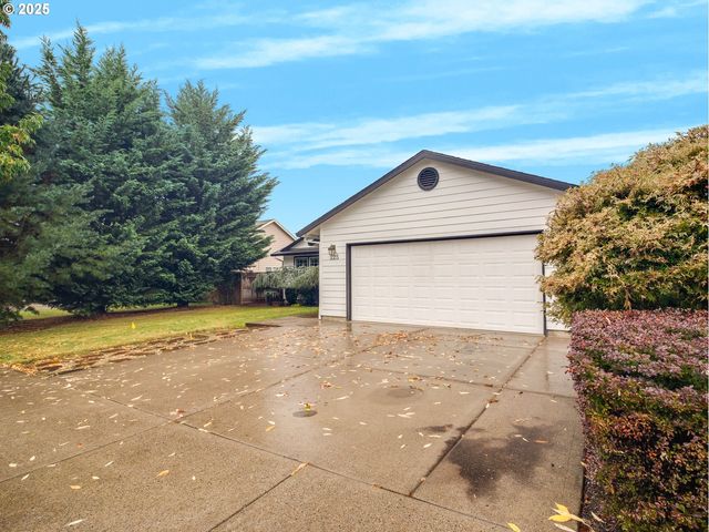 225 Sw VALLEYS EDGE St, Mc Minnville, OR 97128