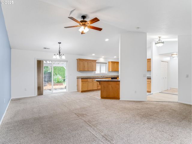 225 Sw VALLEYS EDGE St, Mc Minnville, OR 97128