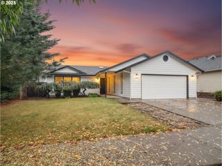 225 Sw VALLEYS EDGE St, Mc Minnville, OR 97128
