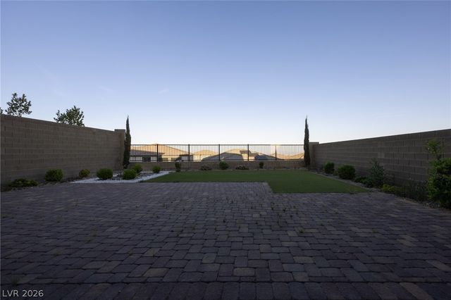 400 Red Feather Peak Court, Las Vegas, NV 89138