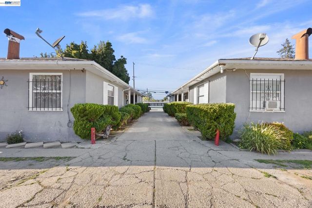 2218 82Nd Ave, Oakland, CA 94605