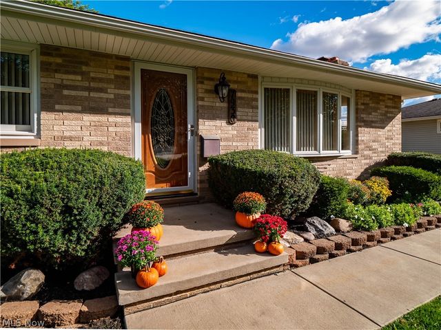 7930 Royalview Drive, Parma, OH 44129