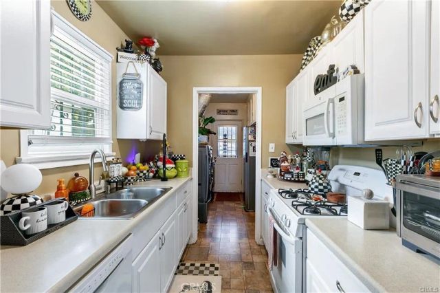 3907 Edgehill Drive, Leimert Park, CA 90008