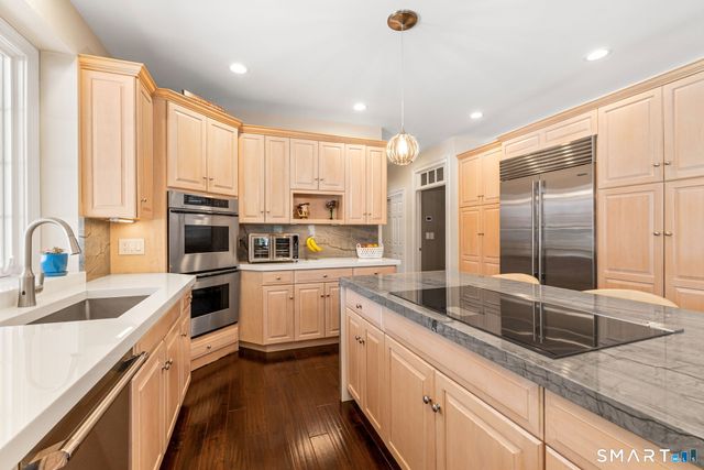 16 Robin Hood Lane, Easton, CT 06612