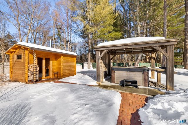 16 Robin Hood Lane, Easton, CT 06612