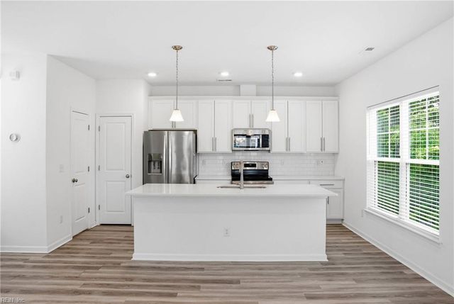 121 Topsail LN, Yorktown, VA 23693