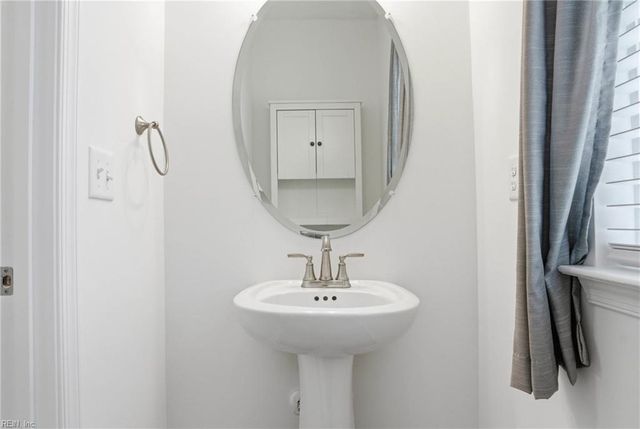 121 Topsail LN, Yorktown, VA 23693