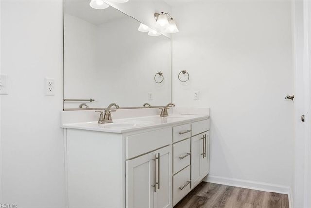 121 Topsail LN, Yorktown, VA 23693