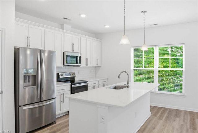 121 Topsail LN, Yorktown, VA 23693