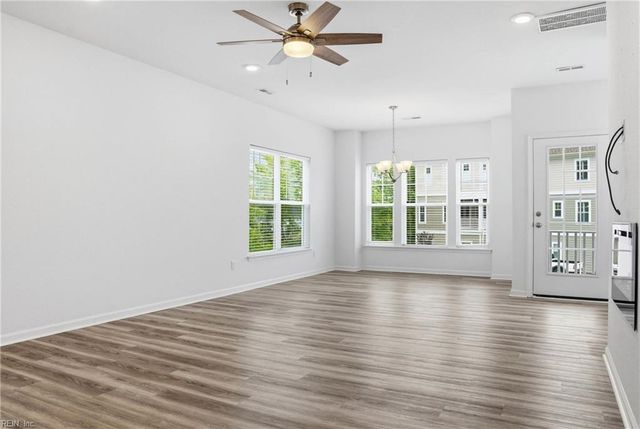 121 Topsail LN, Yorktown, VA 23693