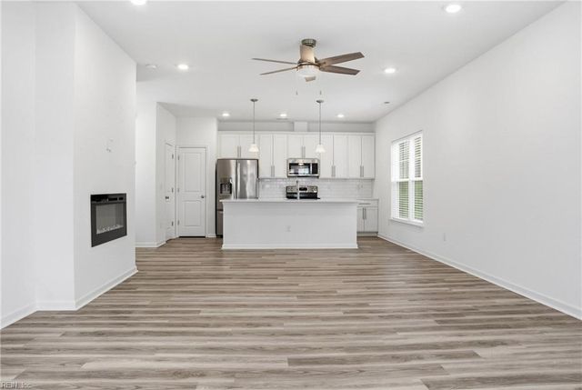 121 Topsail LN, Yorktown, VA 23693