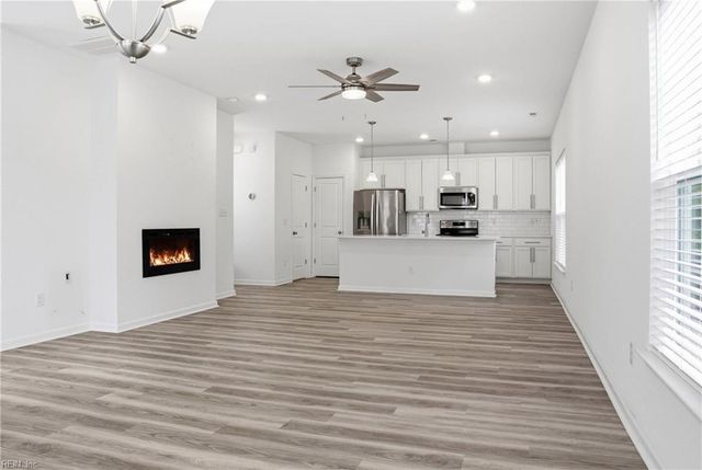 121 Topsail LN, Yorktown, VA 23693