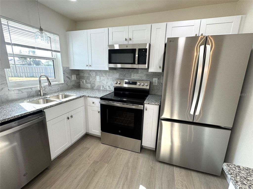 Image 7 of property listing at 3813 42ND STREET W 37, Bradenton, FL 34205