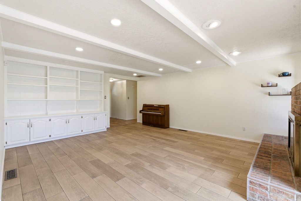 Image 12 of property listing at 8517 Osuna Road NE, Albuquerque, NM 87111