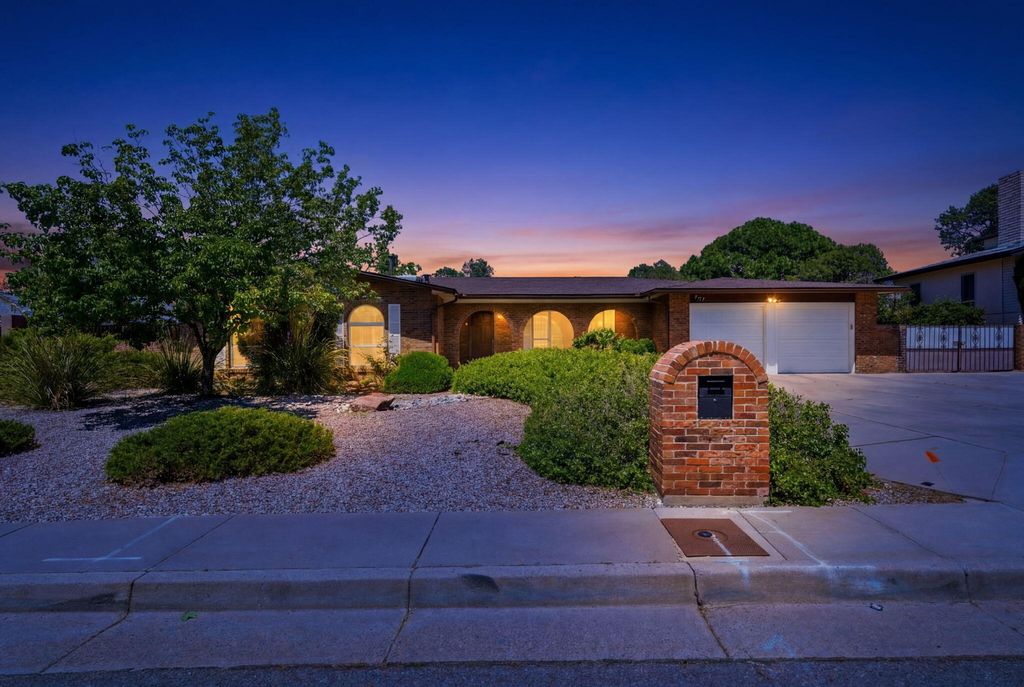 Image 2 of property listing at 8517 Osuna Road NE, Albuquerque, NM 87111
