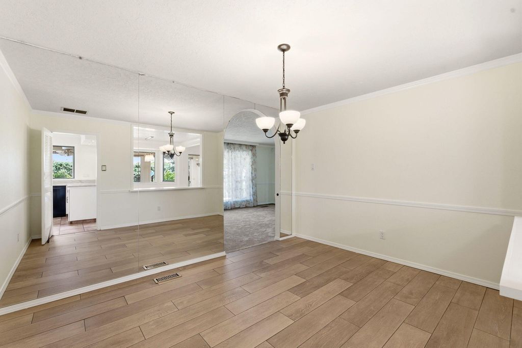 Image 25 of property listing at 8517 Osuna Road NE, Albuquerque, NM 87111