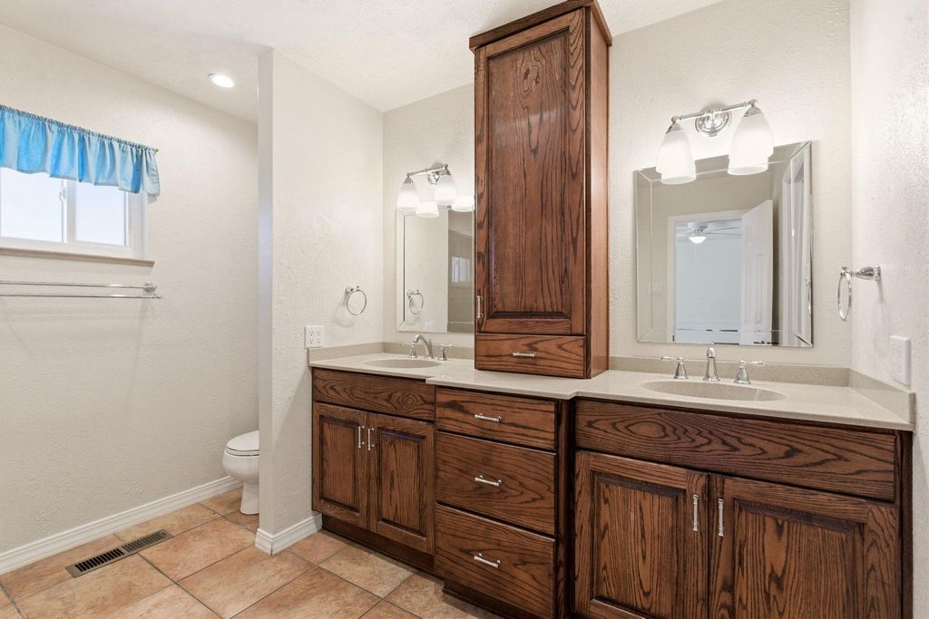 Image 29 of property listing at 8517 Osuna Road NE, Albuquerque, NM 87111