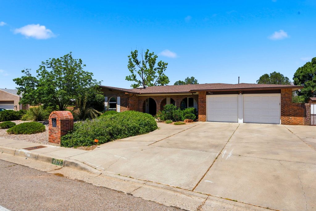 Image 3 of property listing at 8517 Osuna Road NE, Albuquerque, NM 87111