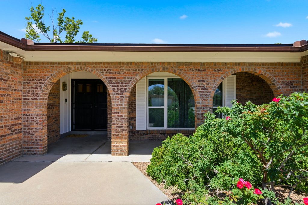 Image 4 of property listing at 8517 Osuna Road NE, Albuquerque, NM 87111
