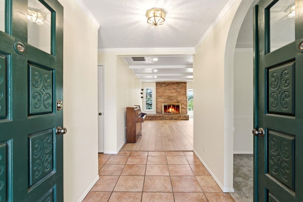 Image 5 of property listing at 8517 Osuna Road NE, Albuquerque, NM 87111