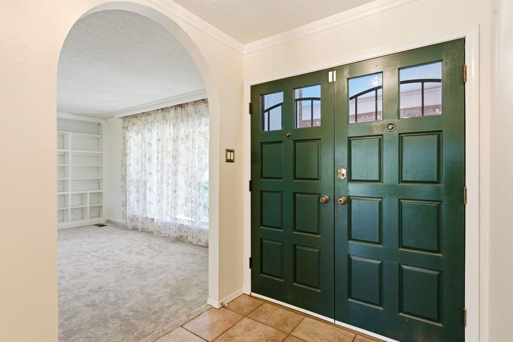 Image 6 of property listing at 8517 Osuna Road NE, Albuquerque, NM 87111