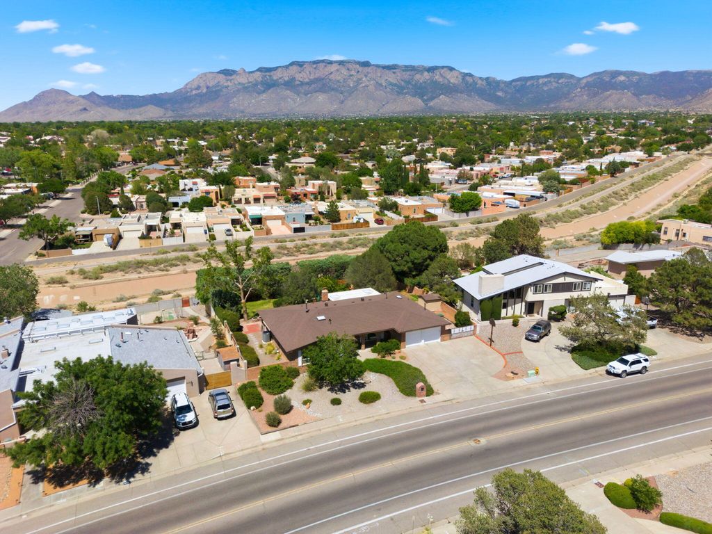 Image 7 of property listing at 8517 Osuna Road NE, Albuquerque, NM 87111