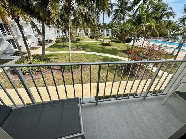 881 Ocean Drive TH7, Key Biscayne, FL 33149
