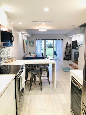 881 Ocean Drive TH7, Key Biscayne, FL 33149